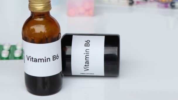 瓶の中のビタミンB6丸薬 健康のための食品サプリメントまたは病気を治療するために使用 — ストック動画