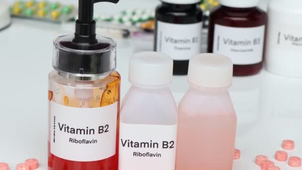 瓶の中のビタミンB2丸薬 健康のための食品サプリメント または病気の治療に使用 — ストック動画