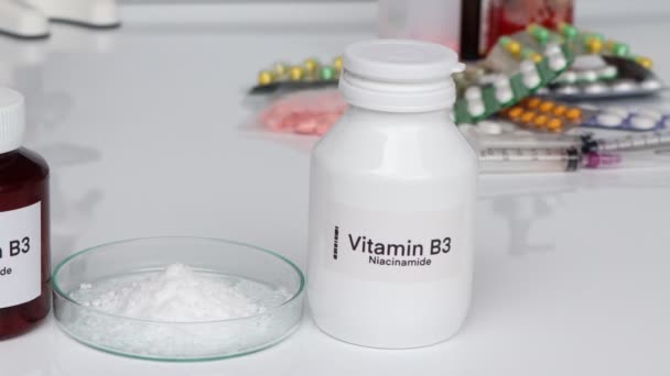 瓶子中的维生素B3药片 健康食品补充剂或用于治疗疾病的食品 — 图库视频影像