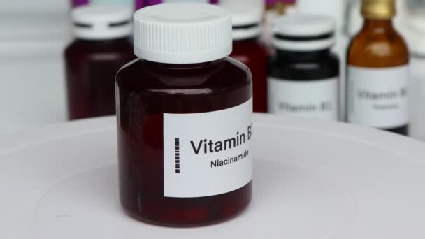 瓶子中的维生素B3药片 健康食品补充剂或用于治疗疾病的食品 — 图库视频影像