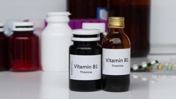 瓶内のビタミンB1薬 健康のための食品サプリメント または病気の治療に使用されます — ストック動画