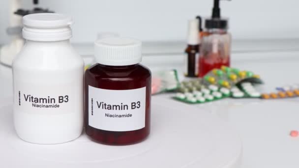 Vitamin Pillen Der Flasche Nahrungsergänzungsmittel Für Die Gesundheit Oder Zur — Stockvideo