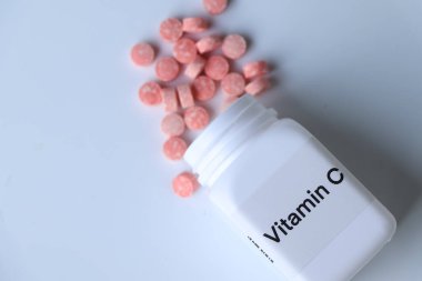 Şişedeki C vitamini hapları, sağlık için gıda takviyesi ya da hastalıkların tedavisinde kullanılır.