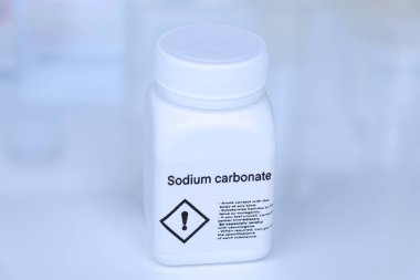 Şişedeki sodyum karbonat, laboratuvardaki ve endüstrideki kimyasallar analizde kullanılan kimyasallar.