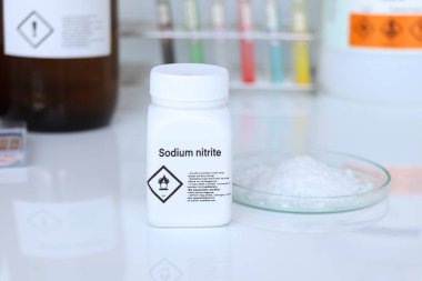 Laboratuvar veya endüstride kullanılan sodyum nitrat, analizde kullanılan kimyasallar.