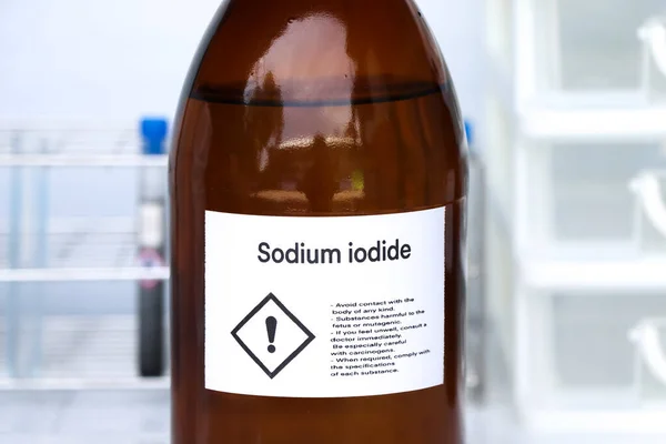 ガラス中のヨウ化ナトリウム 研究室内の化学物質 分析に使用される化学物質 — ストック写真