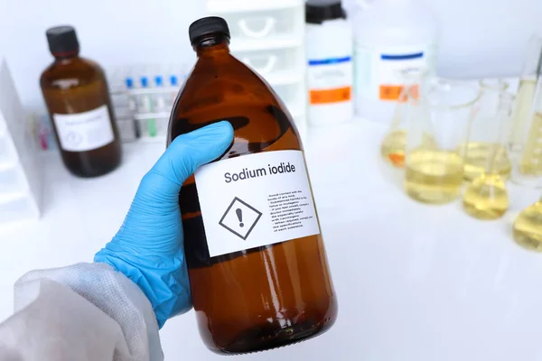 玻璃中的碘化钠 实验室和工业中的化学品 分析中使用的化学品 — 图库照片