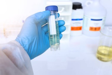 Camdaki kimyasallar, laboratuvardaki kimyasallar ve endüstrideki kimyasallar analizde kullanılan kimyasallar.