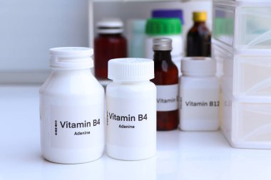 Şişedeki B4 vitamini hapları, sağlık için gıda desteği ya da hastalıkların tedavisinde kullanılır.