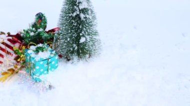 Noel süslemeleri ve beyaz kar, kar arka planı, kış festivali
