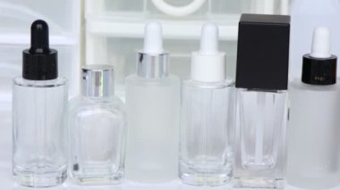 Beyaz arka planda güzellik ürünü şişesi veya serum şişesi, cilt bakım ürünleri