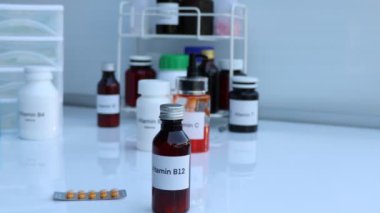 Şişedeki B12 vitamini hapları, sağlık için gıda desteği ya da hastalıkların tedavisinde kullanılır.