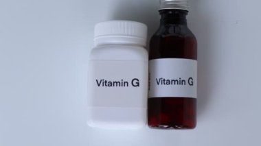 Şişedeki G vitamini hapları, sağlık için gıda takviyesi ya da hastalıkların tedavisinde kullanılır.