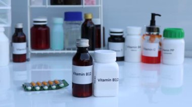 Şişedeki B12 vitamini hapları, sağlık için gıda desteği ya da hastalıkların tedavisinde kullanılır.