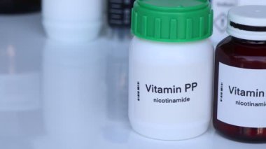 Şişedeki vitamin hapları, sağlık için gıda takviyesi ya da hastalıkların tedavisinde kullanılır.