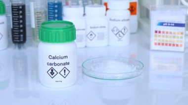 Şişedeki kalsiyum karbonat, laboratuvardaki ve endüstrideki kimyasallar analizde kullanılan kimyasallar.