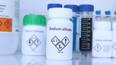 Şişedeki sodyum silikat, laboratuarda ve endüstride kimyasal madde.