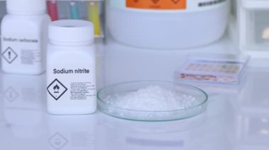 Laboratuvar veya endüstride kullanılan sodyum nitrat, analizde kullanılan kimyasallar.