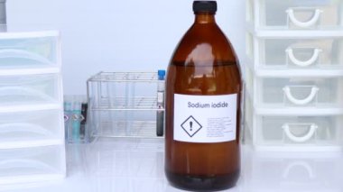 Camda sodyum iyodür, laboratuvarda ve endüstride kimyasal madde, analizde kullanılan kimyasallar.