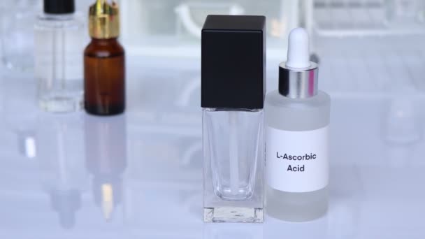 Ascorbinezuur Een Fles Chemisch Ingrediënt Schoonheidsproduct Huidverzorgingsproducten — Stockvideo