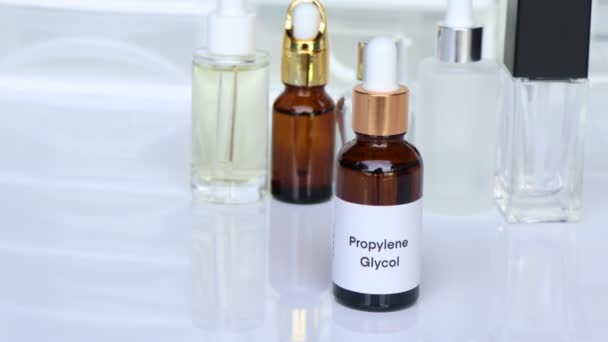 Propylenglykol Der Flasche Chemischer Bestandteil Schönheitsprodukten Hautpflegeprodukten — Stockvideo