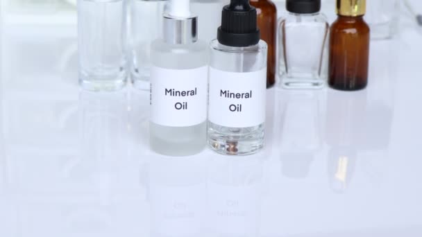 瓶の中の鉱物油美容製品の化学成分スキンケア製品 — ストック動画