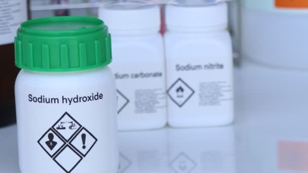 Υδροξείδιο Του Νατρίου Γυαλί Χημικό Προϊόν Στο Εργαστήριο Και Στη — Αρχείο Βίντεο