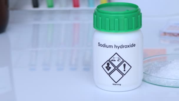 Hydroxid Sodný Skle Chemikálie Laboratoři Průmyslu — Stock video
