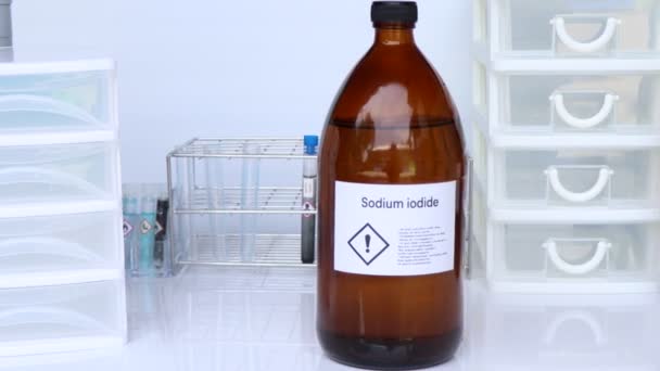 Natrium Iodida Dalam Kaca Kimia Dalam Laboratorium Dan Industri Bahan — Stok Video