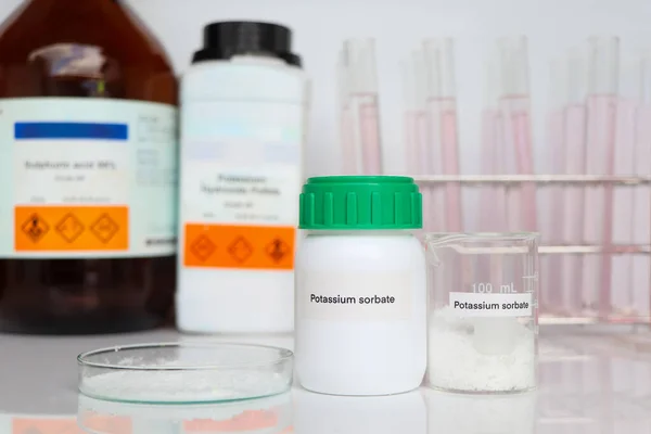 玻璃中的山梨酸钾 实验室和工业中的化学品 分析中使用的化学品 — 图库照片