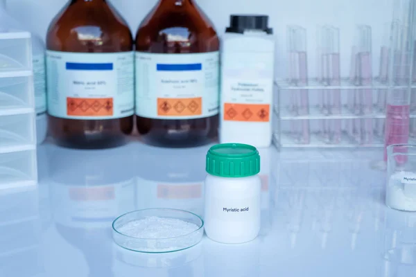 玻璃中的没食子酸 实验室和工业中的化学品 分析中使用的化学品 — 图库照片
