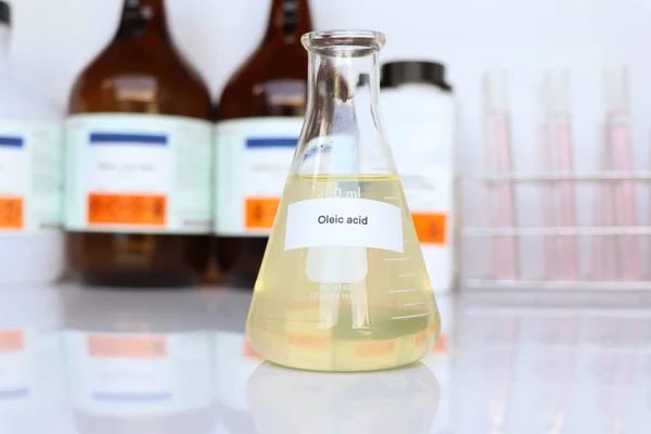 玻璃中的油酸 实验室和工业中的化学品 分析中使用的化学品 — 图库照片