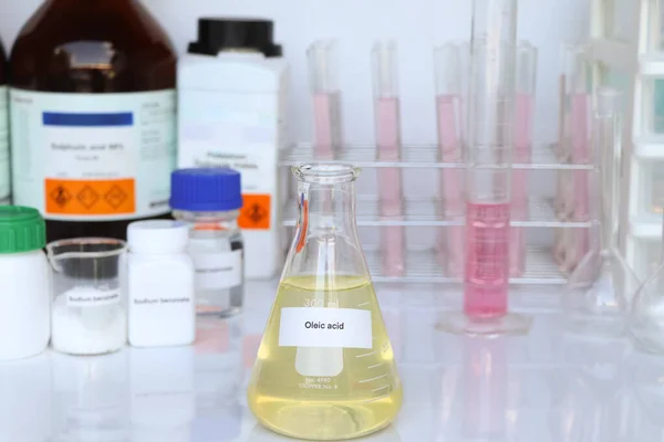 玻璃中的油酸 实验室和工业中的化学品 分析中使用的化学品 — 图库照片