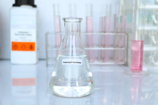 ガラス中のイソプロピルミリステート 研究所や産業界で使用される化学物質 分析に使用される化学物質 — ストック写真