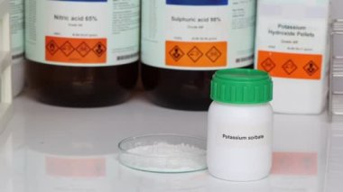 Pencerede potasyum, laboratuarda ve endüstride kimyasal, analizde kullanılan kimyasallar.