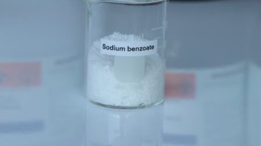 Camda sodyum benzoat, laboratuvarda ve endüstride kimyasal, analizde kullanılan kimyasallar.