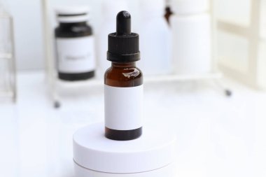 Beyaz arka planda güzellik ürünü şişesi veya serum şişesi, cilt bakım ürünleri