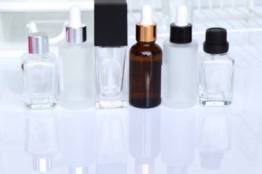 Beyaz arka planda güzellik ürünü şişesi veya serum şişesi, cilt bakım ürünleri