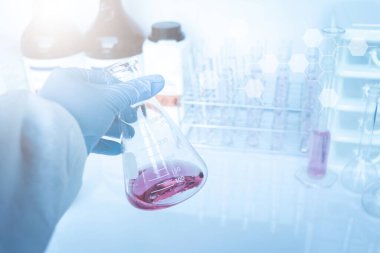 Camdaki kimyasallar, laboratuvardaki kimyasallar ve endüstrideki kimyasallar analizde kullanılan kimyasallar.