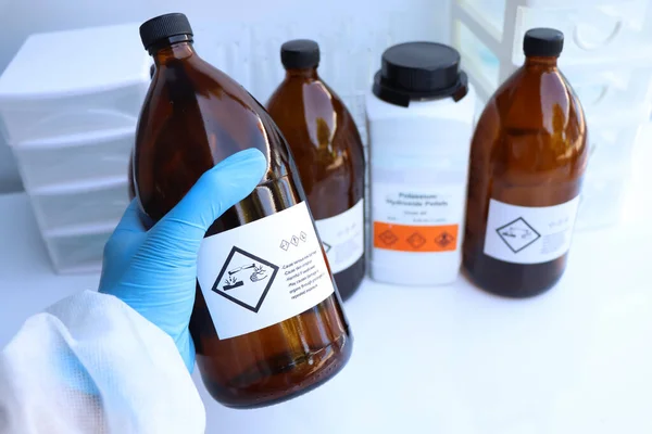 Símbolo Químico Corrosivo Botella Productos Químicos Peligrosos Industria Laboratorio — Foto de Stock