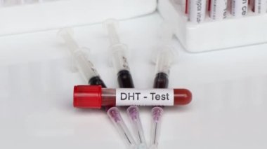 Kandaki anormallikleri bulmak için DHT testi laboratuvarda analiz edilecek kan örneği, test tüpündeki kan.