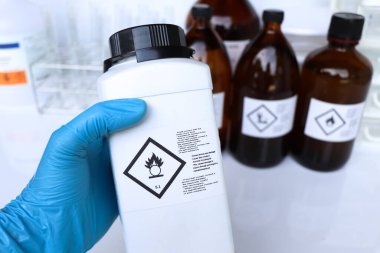 Kimyasal şişede oksitleyici sembol, endüstride tehlikeli kimyasallar.