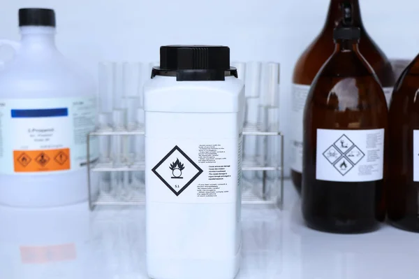 化学瓶子上的氧化符号 工业中的危险化学品 — 图库照片