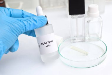Şişede alfa lipoik asit güzellik ürünlerinde kimyasal malzeme, cilt bakımı ürünleri.