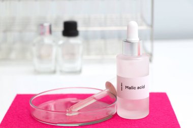 Şişedeki kötü amaçlı asit, güzellik ürünlerindeki kimyasal madde, cilt bakım ürünleri.