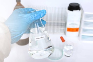 Camda dietanolamin, laboratuvarda ve endüstride kimyasallar.