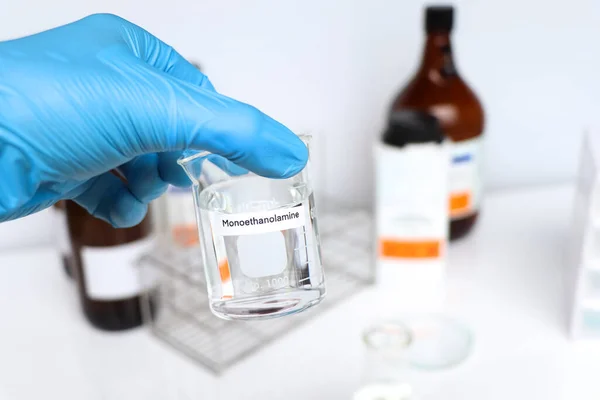 玻璃中的单乙醇胺 实验室和工业中的化学品 — 图库照片