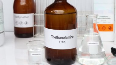 Camda trietanolamin, laboratuarda ve endüstride kimyasallar.