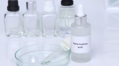 Şişedeki alfa hidroksi asit, güzellik ürünlerindeki kimyasal madde, cilt bakımı ürünleri.