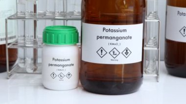 Camda potasyum permanganat, laboratuvarda ve endüstride kimyasal, analizde veya üretimde kullanılan kimyasallar veya hammaddeler
